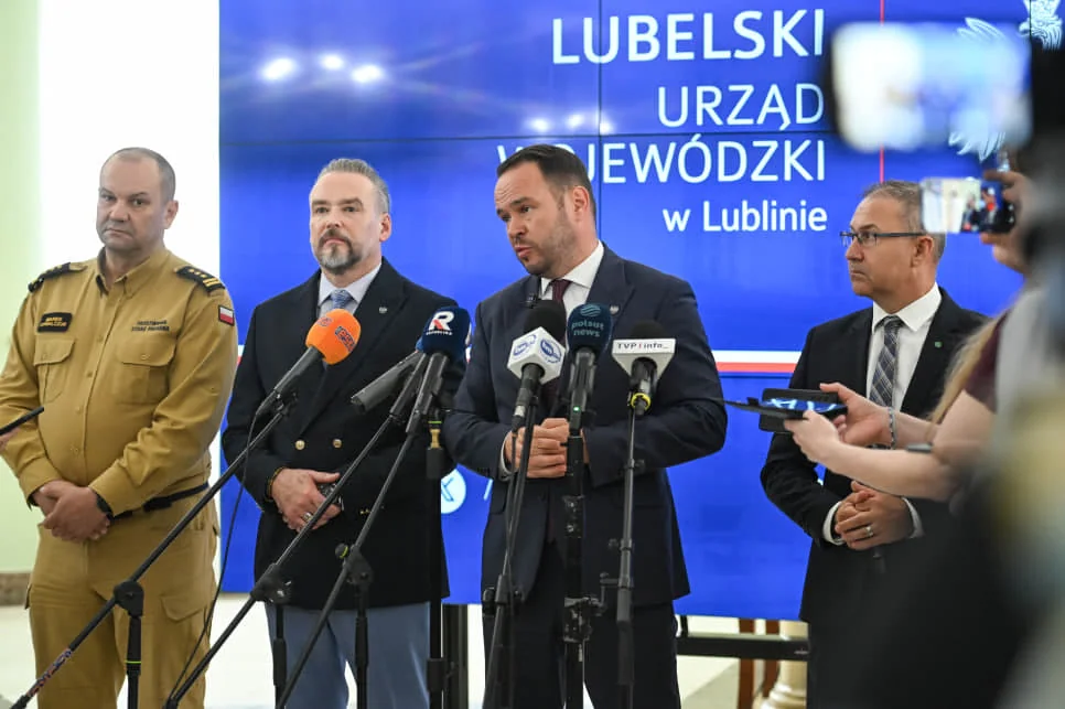 Офіційні особи виступають перед мікрофонами на фоні вивіски Люблінського воєводського управління