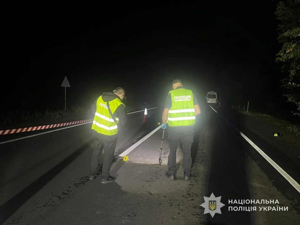 Криміналісти поліції оглядають нічну трасу після смертельної ДТП