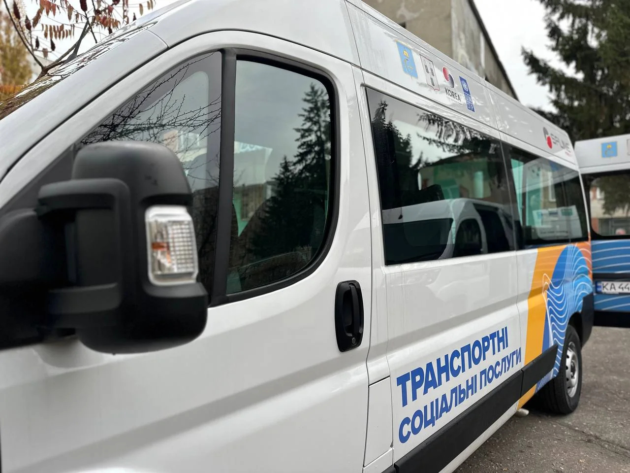 Білий мікроавтобус соціального таксі з написом транспортні соціальні послуги