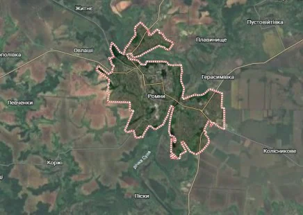 Супутникова карта Ромен з червоним пунктирним контуром міста, селами та річкою Сула