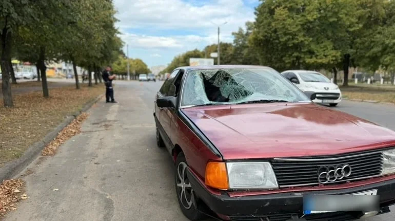 Бордовий Audi з розбитим лобовим склом на вулиці після ДТП у Шостці