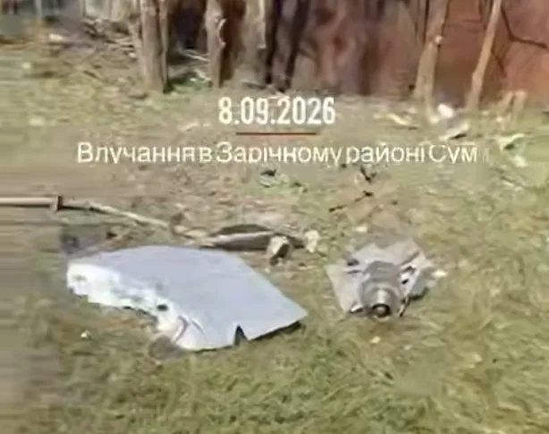 Уламки боєприпасу на траві після влучання в Зарічному районі Сум